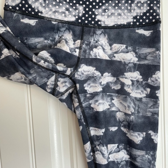 Lululemon wonder under 25” high rise cloud polka floral dot leggings size 4 - Picture 3 of 8